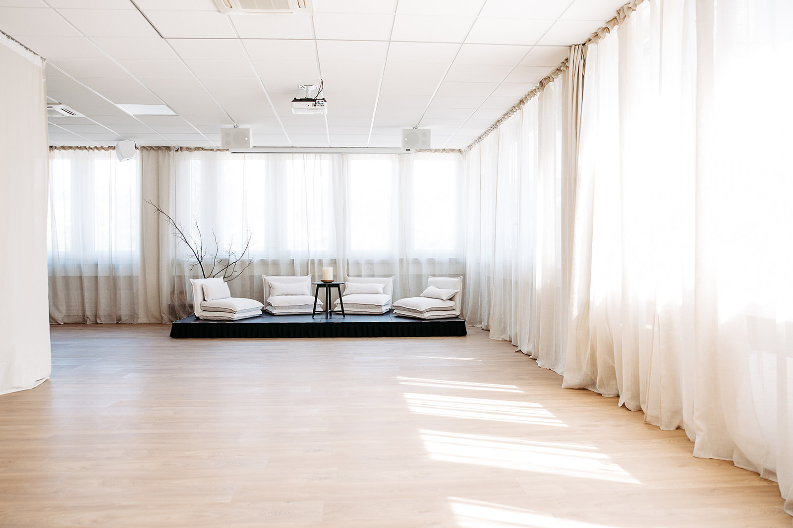 Mietbarer Event-Space mit Bühne im Health Space Zug