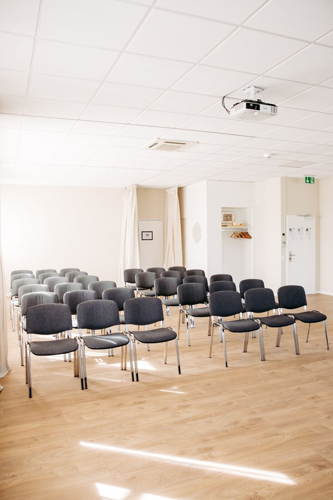 Stuhlreihen im Event-Space