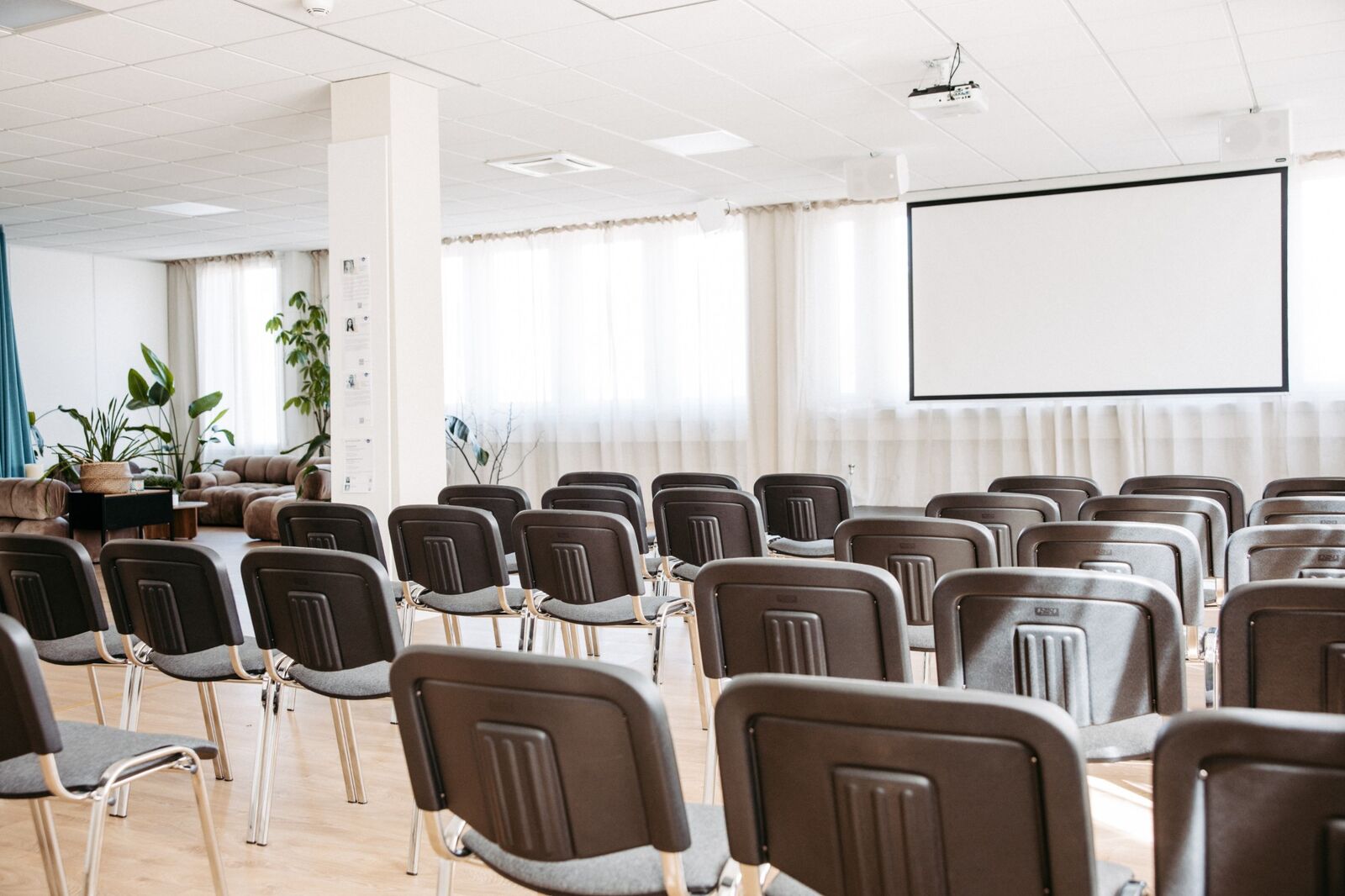 Event-Space mit Stuhlreihen und Lounge-Bereich