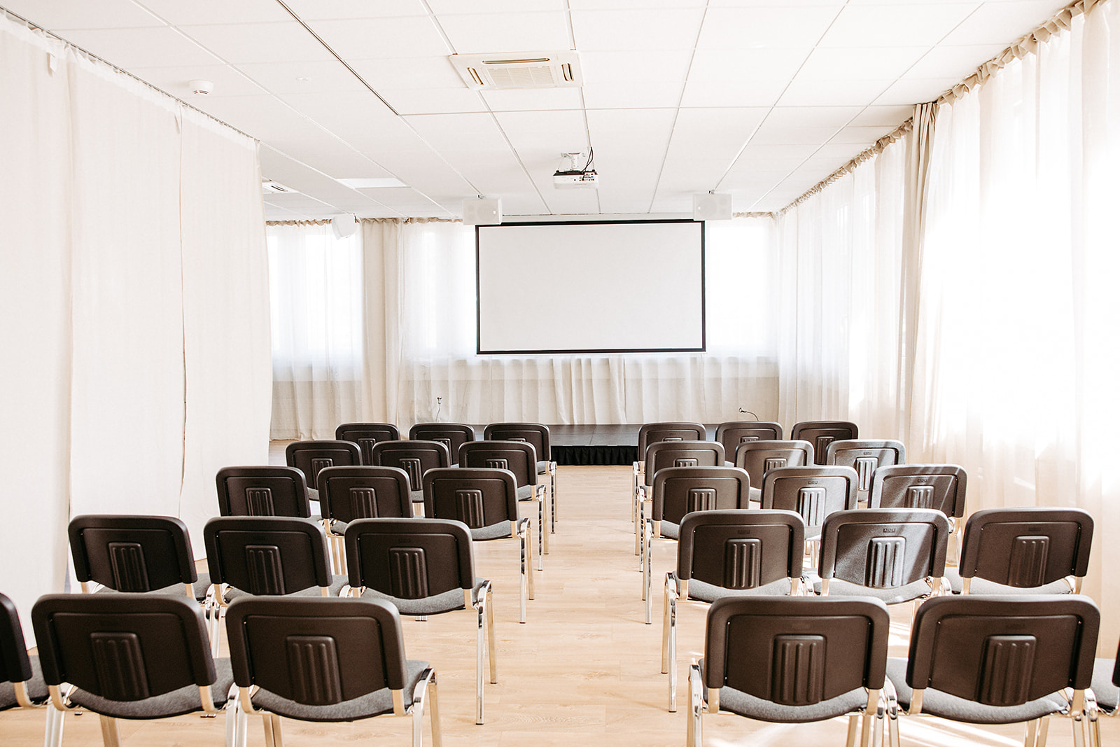 Event-Space mit Stuhlkreis für Workshops und Talks