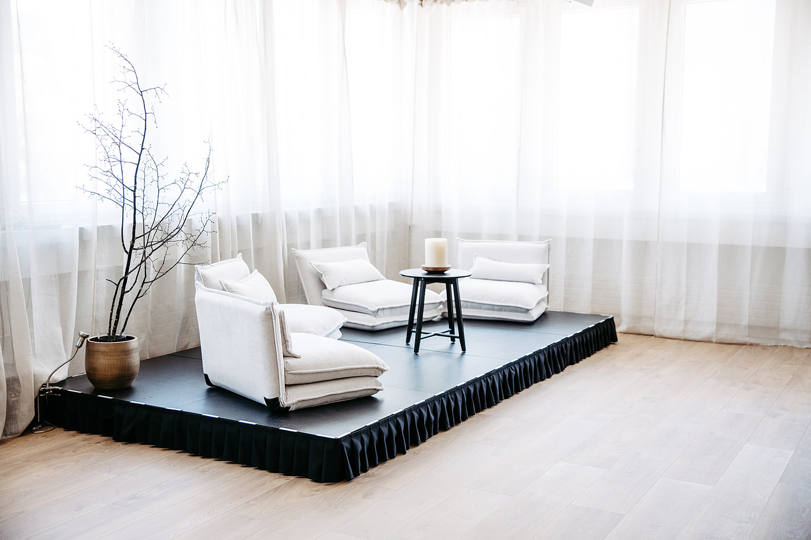 Podest mit Lounge-Sesseln