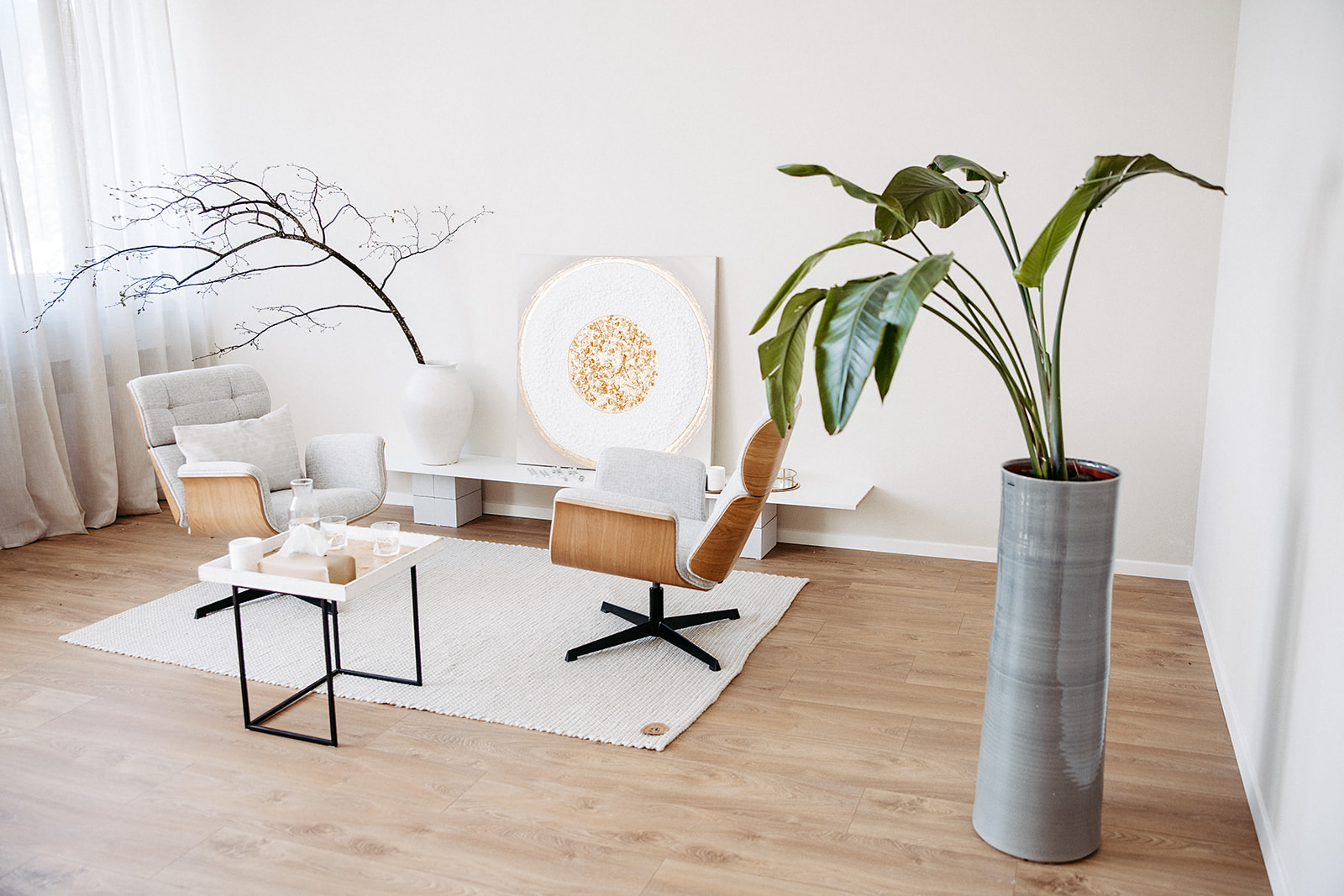 Therapieraum mit zwei Sesseln im Health Space Zug